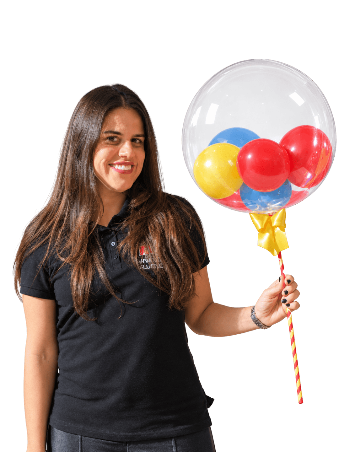 Integrante do English Studio segurando balão comemorativo de 10 anos